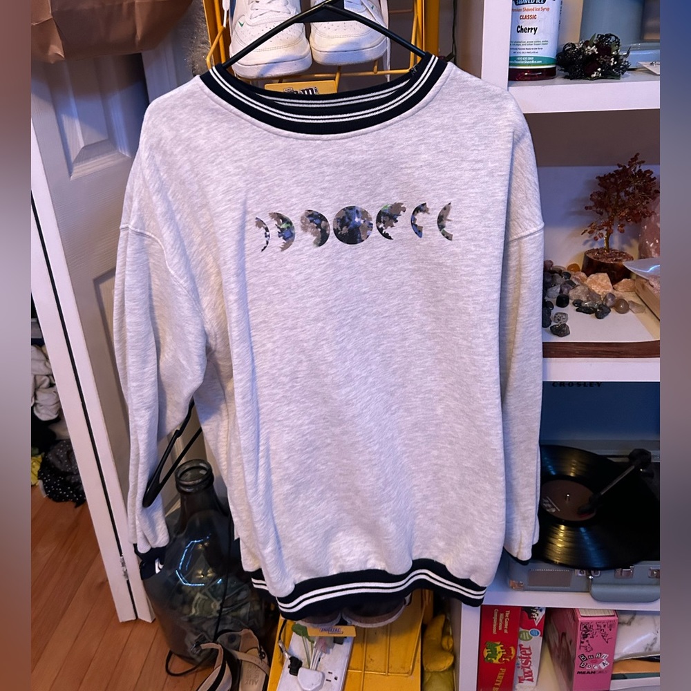 Earth crew neck, women’s medium